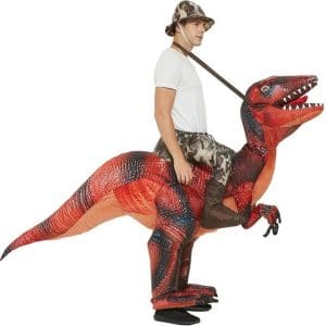 déguisement homme sur un dinosaure